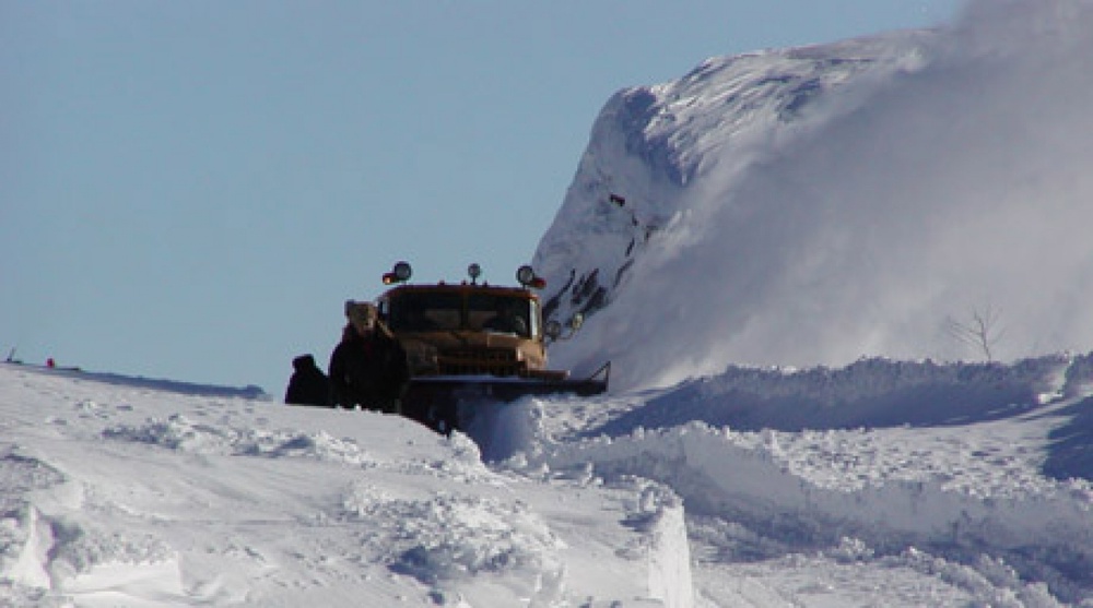 Расчистка дороги от снежных заносов. Фото МЧС РК©