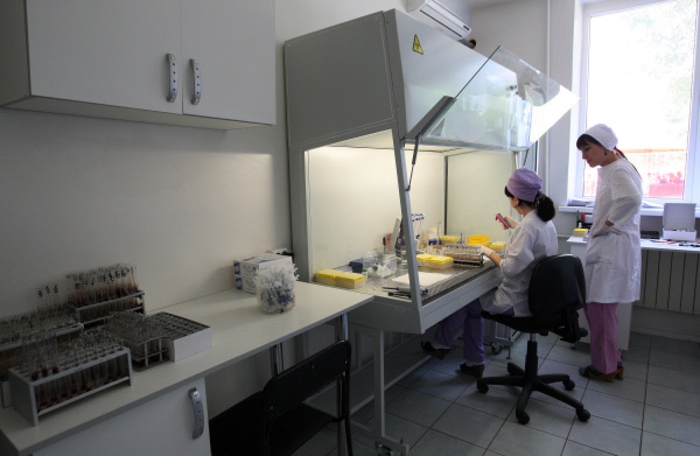 Лаборанты проводят анализ крови на ВИЧ-статус. Фото РИА Новости©