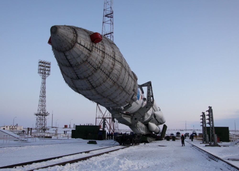 Вывоз ракеты "Протон-М" с разгонным блоком "Бриз-М" на стартовый комплекс космодрома "Байконур". Фото ©РИА Новости