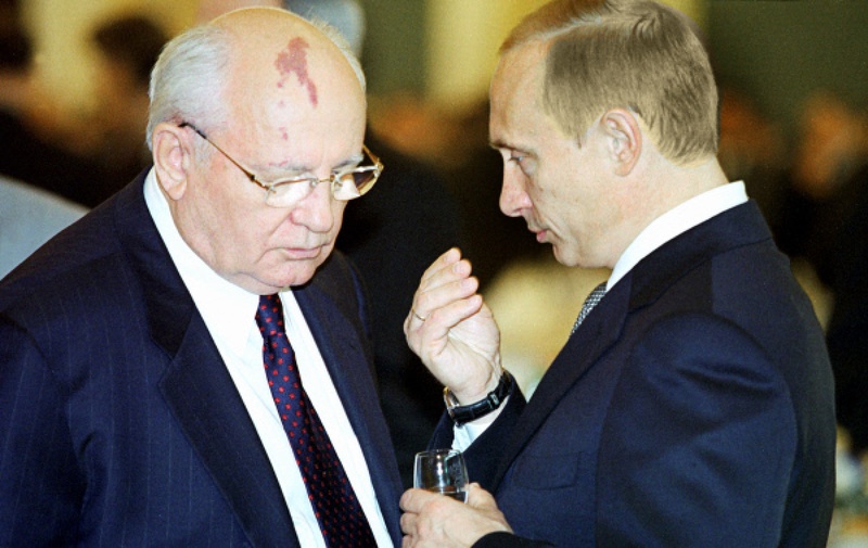 2002 год. Бывший президент СССР Михаил Горбачев и президент России Владимир Путин. Фото РИА Новости 