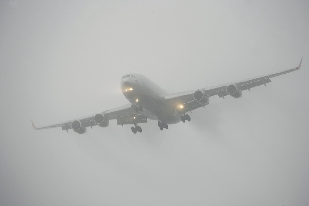 Самолет во время посадки в сложных метеоусловиях. Фото РИА Новости©
