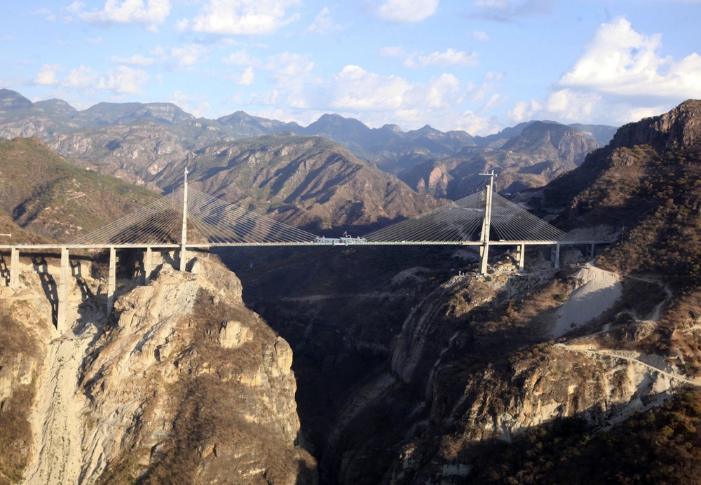 Мост "Балуарте Бисентенарио" высотой 403 метра соединяет штаты Синалоа и Дуранго на севере Мексики. Фото ©REUTERS