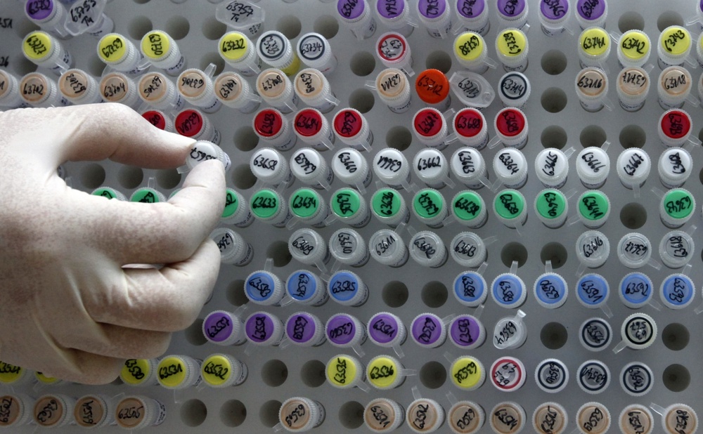 Хранение человеческого генетического материала в лабораторных условиях. Фото ©REUTERS