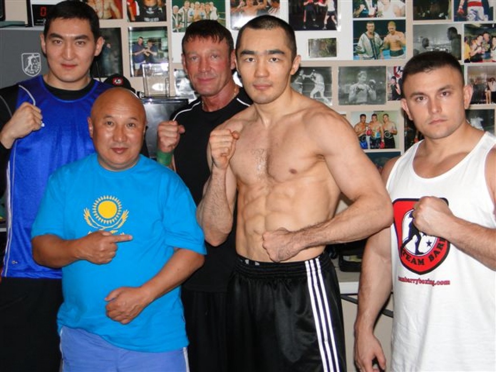 Бейбут Шуменов (в центре). Фото: www.proboxing-fans.com
