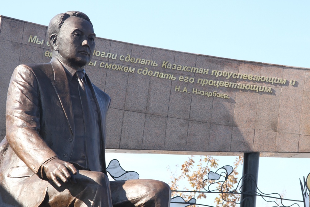 Памятник первому президенту РК в Алматы. Фото Владимир Дмитриев©