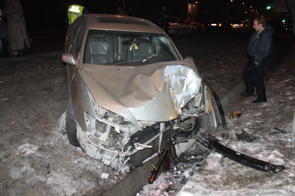 Toyota Camry врезалась в столб. Фото с сайта <a href="http://life24.kz/" target="_blank">life24.kz</a>