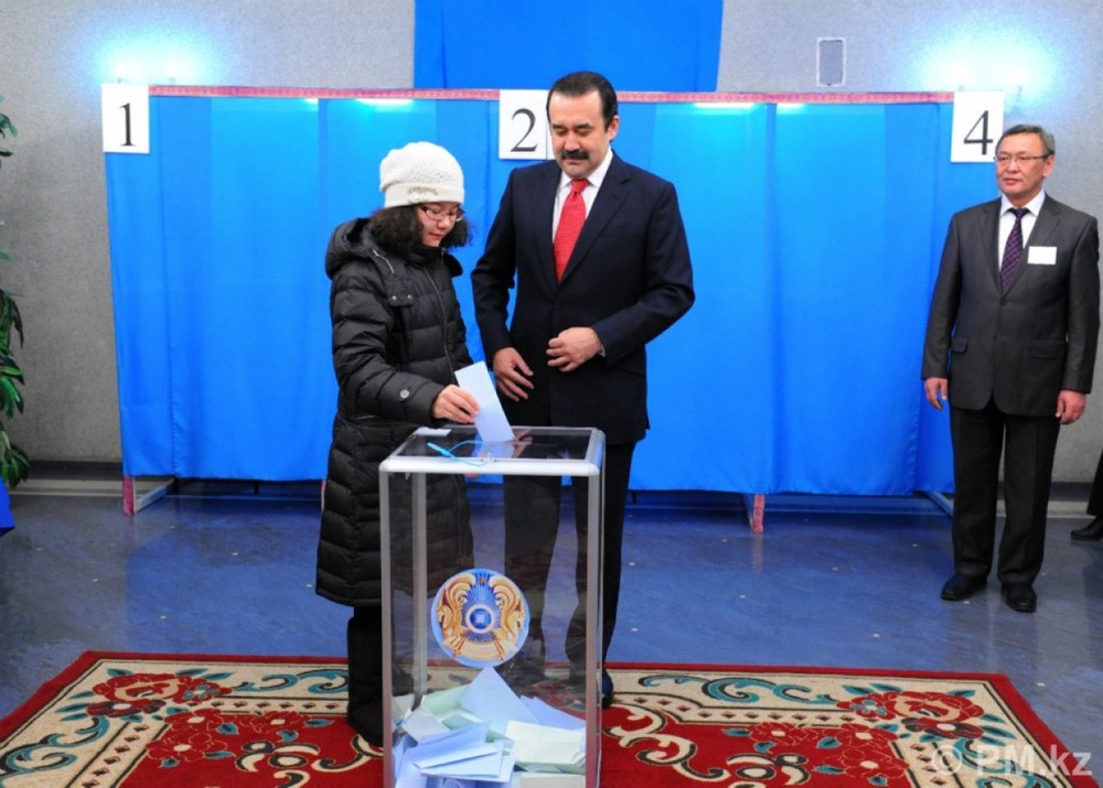Карим Масимов голосует. Фото со страницы премьер-министра Казахстана в социальной сети