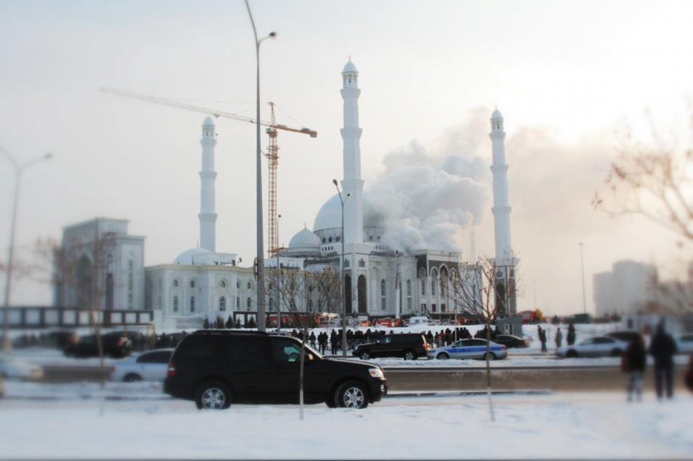 Пожар в мечети "Хазрет Султан". Фото Даниал Окасов©