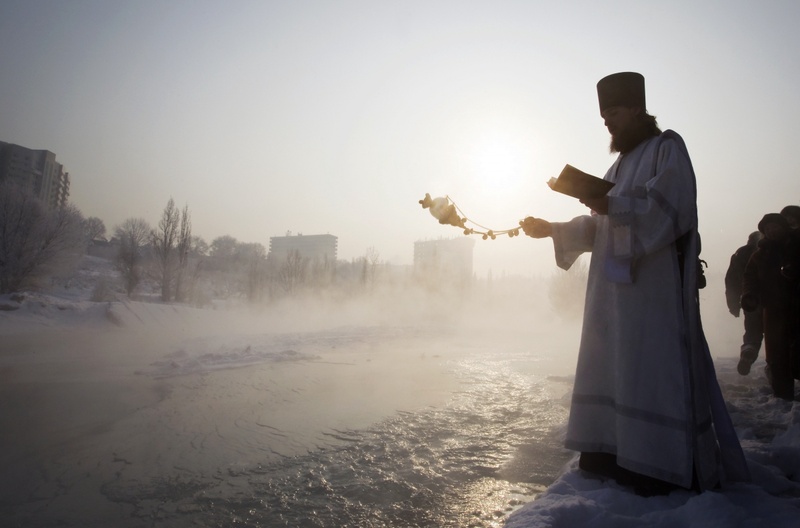 Фото 
Крестный ход на речку начался в 10.30 утра от Богоявленского храма.
REUTERS/Shamil Zhumatov©