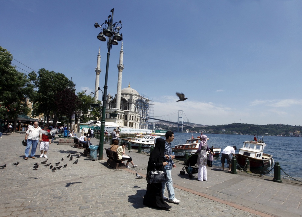 Отдыхающие в Турции. Фото REUTERS/Osman Orsal©