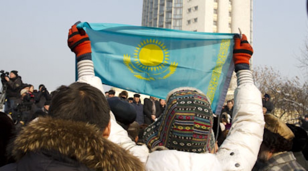 Митинг перед гостиницей "Казахстан" в Алматы. Фото Владимир Дмитриев©