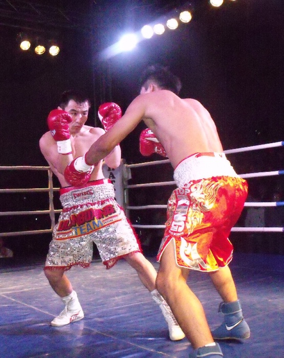Бой между Жанатом Жакияновым и боксером из Таиланда.
