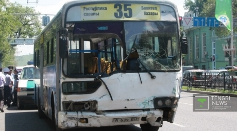 Автобус 35-го маршрута, спровоцировавший ДТП в Алматы, в котором пострадал офицер дорожной полиции. Фото ©tengrinews.kz