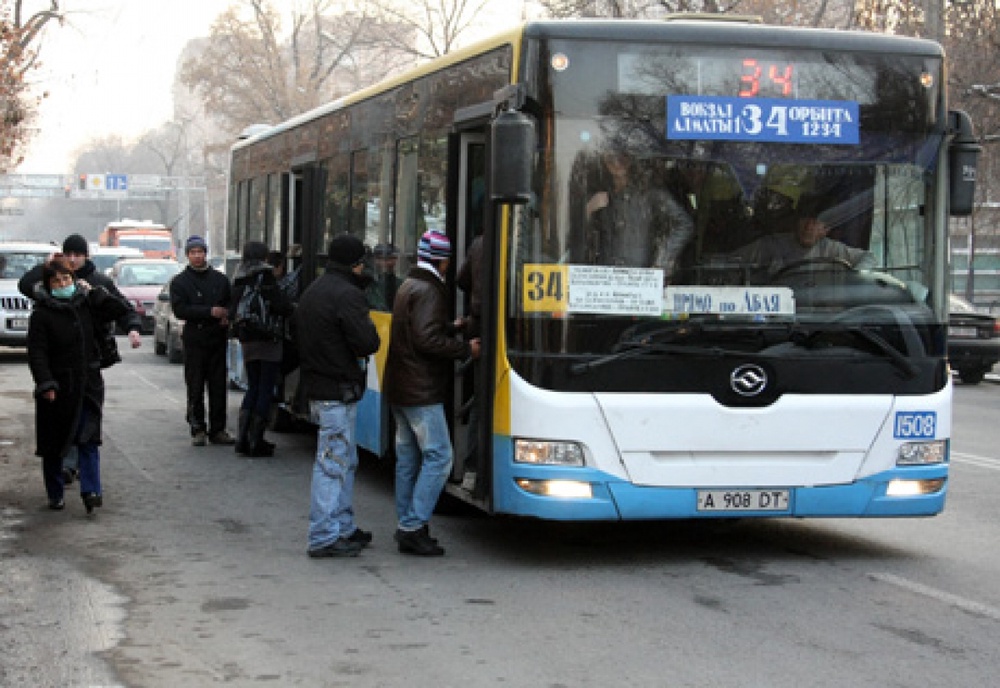 Маршрутный автобус в Алматы. Фото ©Ярослав Радловский