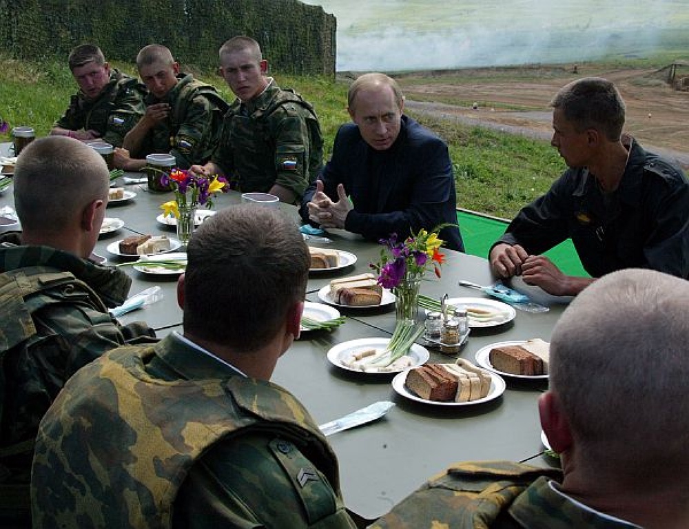 Путин в кругу солдатов. Фото с сайта rg.ru