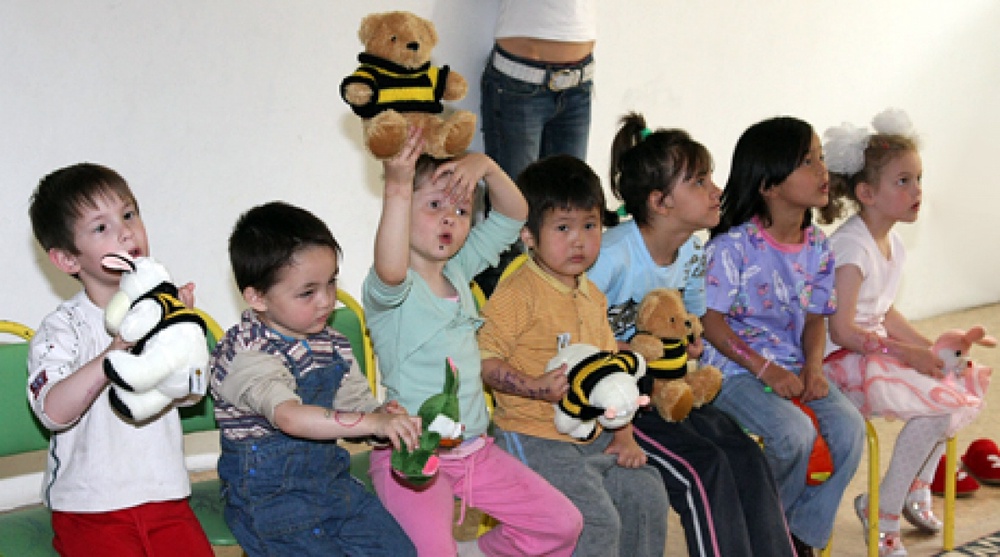 Воспитанники детского дома с подарками. Фото ©Ярослав Радловский