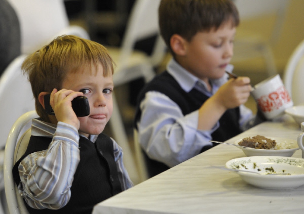Дети обедают в школьной столовой. Фото ©РИА НОВОСТИ