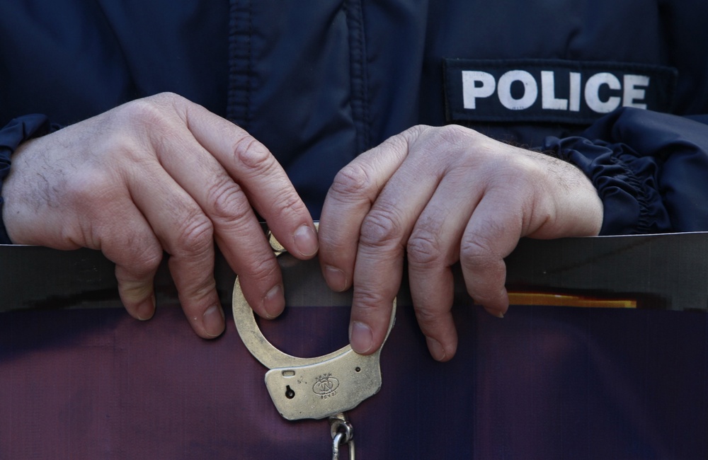 Сотрудники греческой полиции ведут переговоры со злоумышленником. Фото ©REUTERS