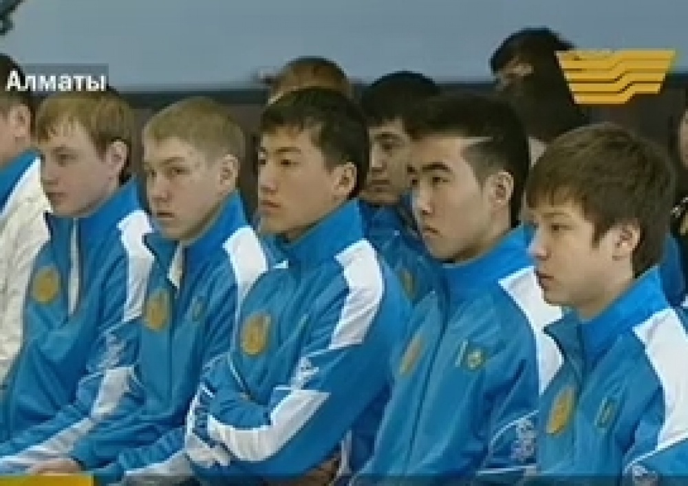 Вторая партия юных казахстанских футболистов выезжает в Бразилию. Кадр телеканала "Хабар"
