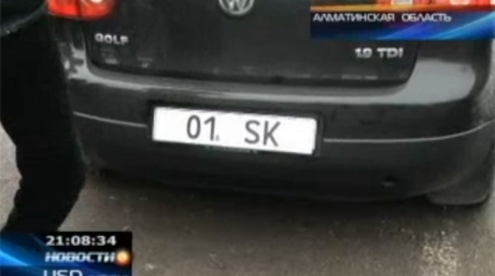 Volkswagen Golf с поддельными номерами службы охраны Президента. Кадр телеканала КТК
