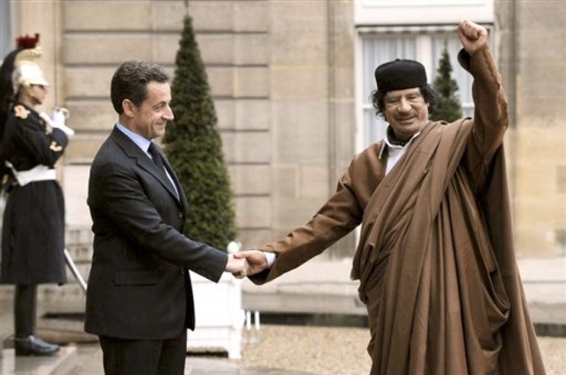 Николя Саркози и Муамар Каддафи. Фото с сайта skyenoor.wordpress.com