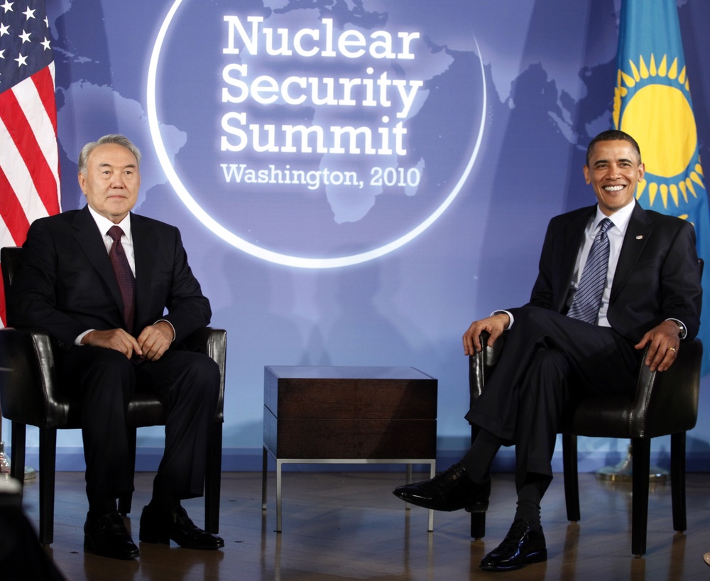 Встреча Нурсултана Назарбаева и Барака Обамы в рамках Саммита по ядерной безопасности в Вашингтоне. 2010 год. Фото REUTERS/Richard Clement
