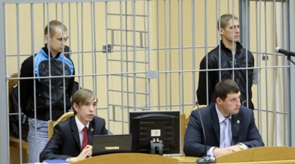 Осужденные по делу о взрыве в Минском метро 11 апреля Дмитрий Коновалов и Владислав Ковалев (на втором плане слева направо) в зале суда. ©РИА НОВОСТИ