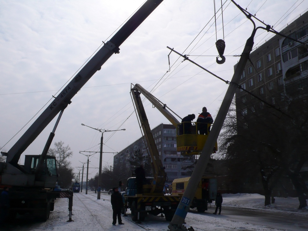 Работники городских служб восстанавливают столб после ДТП. Фото Tengrinews