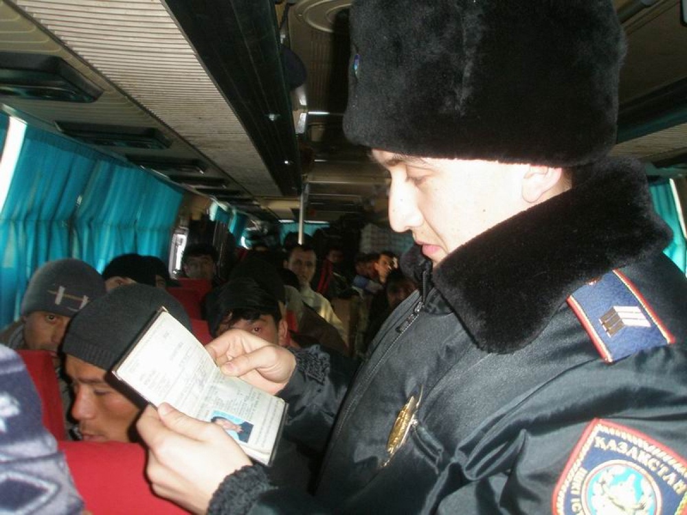 Проверка документов у мигрантов сотрудниками правохранительных органов. Фото Tengrinews