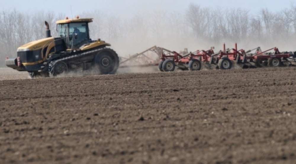 Трактор занимается подготовкой почвы, для посева. Фото РИА Новости/Сергей Пивоваров©
