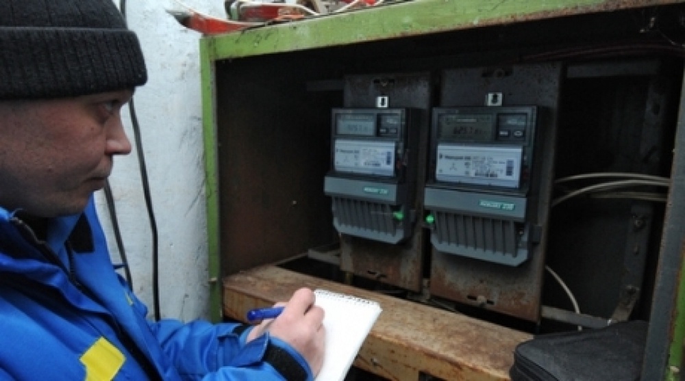 Работник коммунальной службы снимает показания со счетчиков учета электроэнергии. ©РИА НОВОСТИ