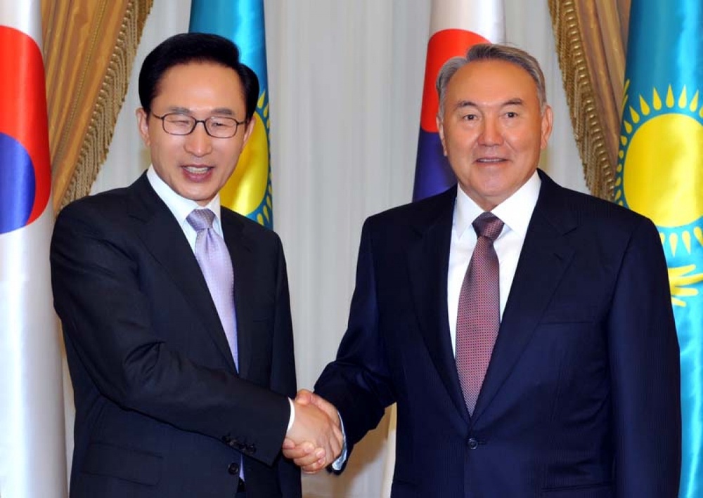 Нурсултан Назарбаев и Ли Мён Бак. Фото с сайта akorda.kz