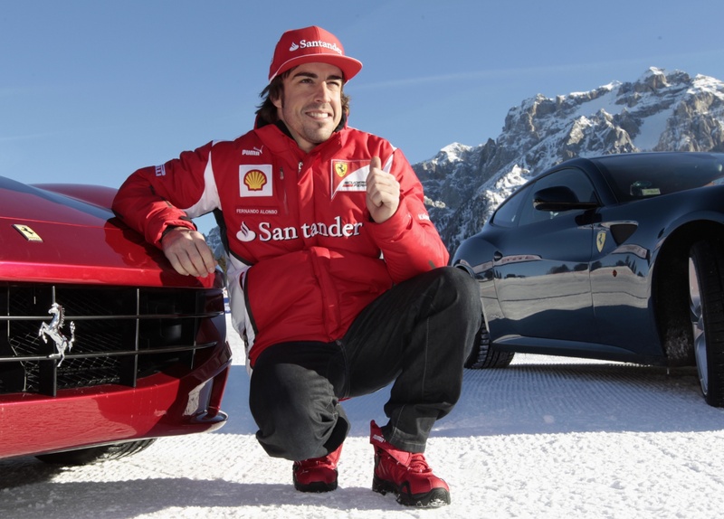 Ведущий пилот Scuderia Ferrari Фернандо Алонсо позирует с новой Ferrari FF. Фото ©REUTERS