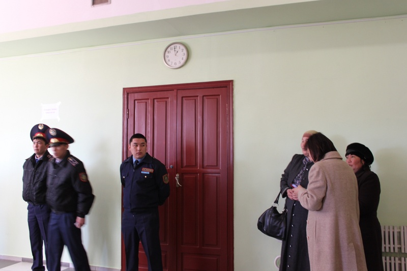 У входа в зал суда. Фото ©Индира Мырзабаева