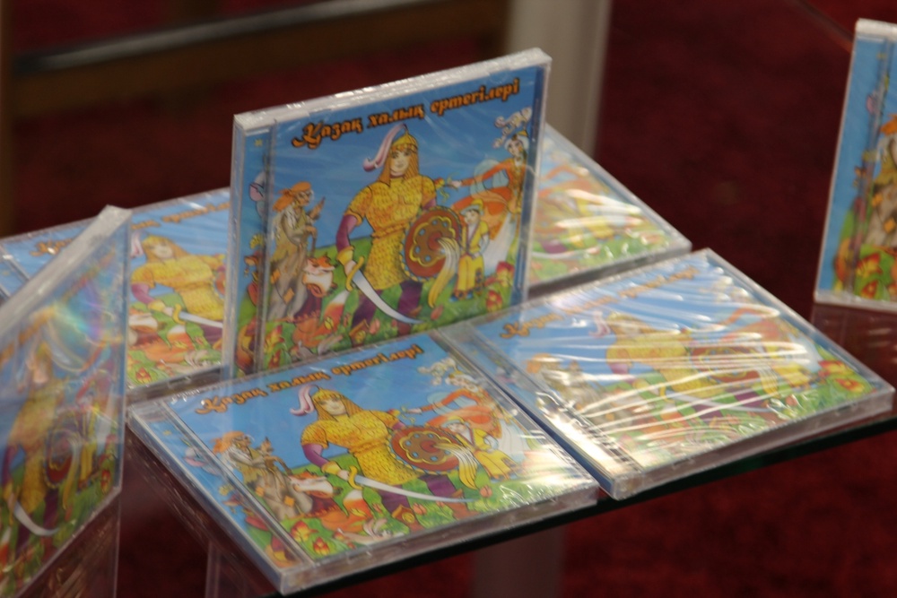 CD-диск с известными казахскими народными сказками. Фото Айжан Тугельбаева