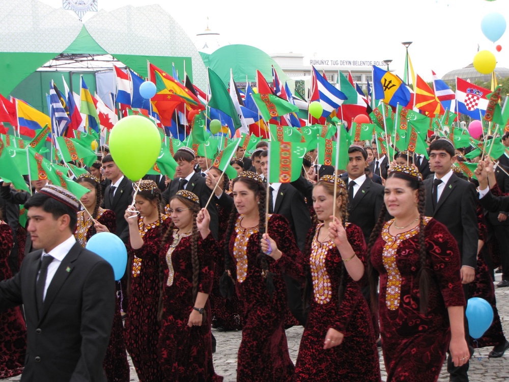 Студенты Туркменистана маршируют в Ашхабаде в День Независимости. Фото centralasiaonline.com