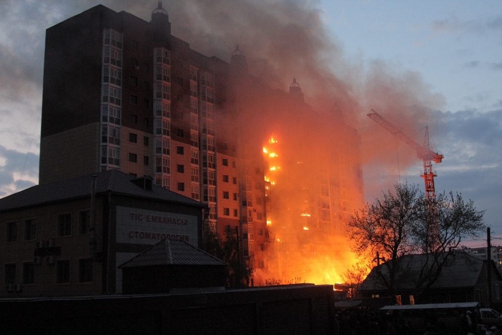 Пожар в ЖК "Береке". Фото Даниал Окасов©
