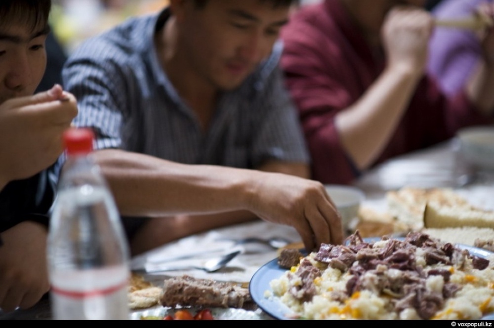 Казахи по традиции едят мясо руками. Фото с сайта voxpopuli.kz