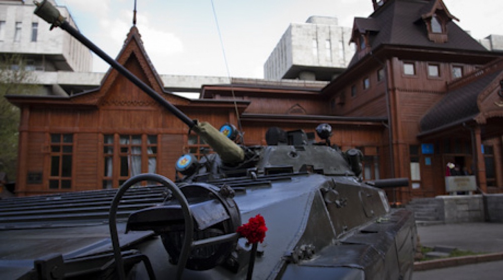 Боевая машина пехоты БМП-2 на фоне музея музыкальных инструментов. Фото Владимир Дмитриев©