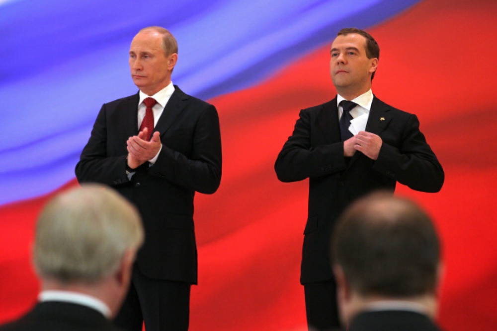 Избранный президент РФ Владимир Путин (слева) во время церемонии инаугурации. Справа - Дмитрий Медведев. Фото ©РИА НОВОСТИ