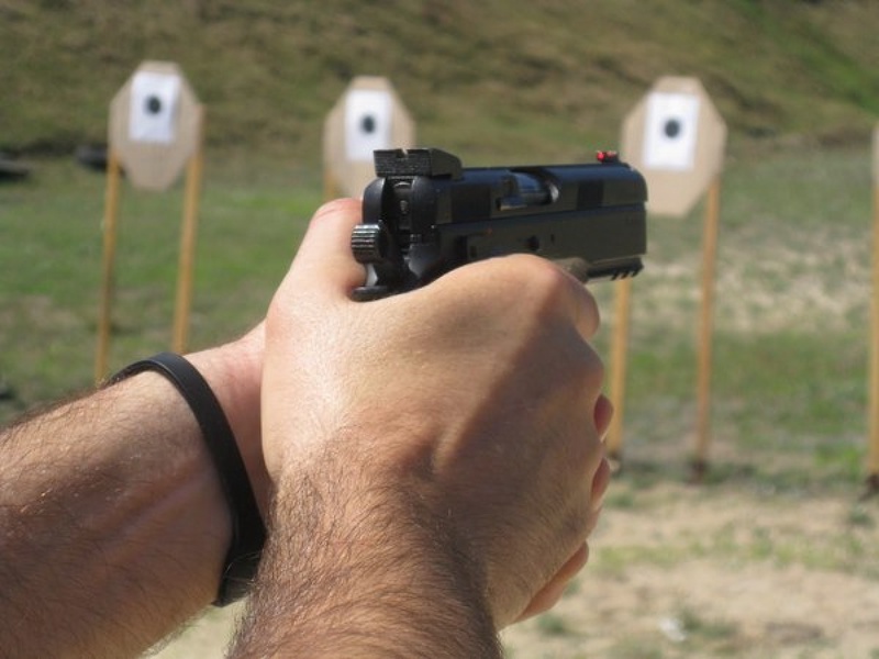 Учебные стрельбы из пистолета. Фото с сайта zhaba.ru
