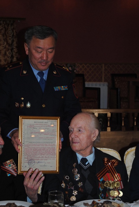 Вручение наградного листа ветерану ВОВ Александру Бабичеву. Фото пресс-службы ДВД.