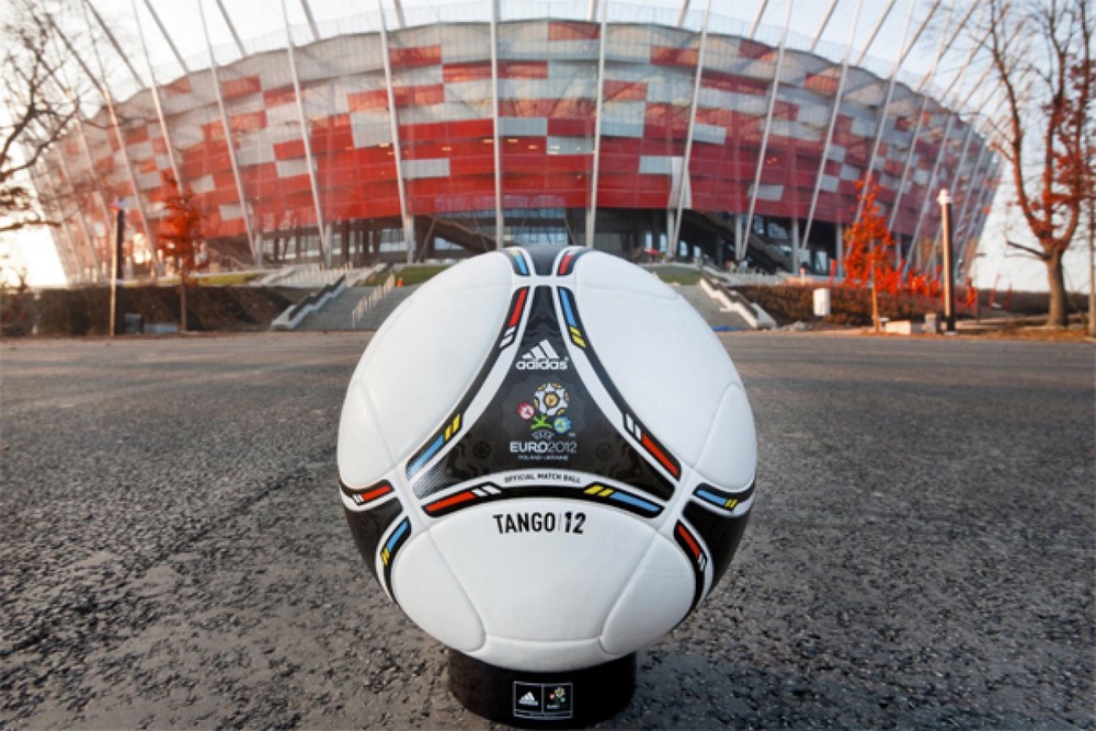 Официальный мяч Евро-2012. Фото с сайта theoriginalwinger.com