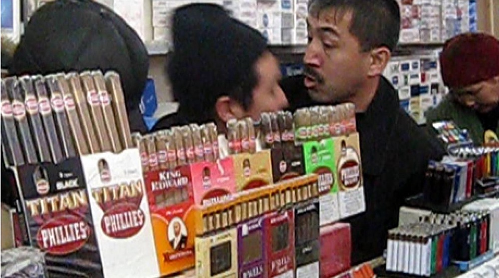 Торговля сигаретами в магазине
