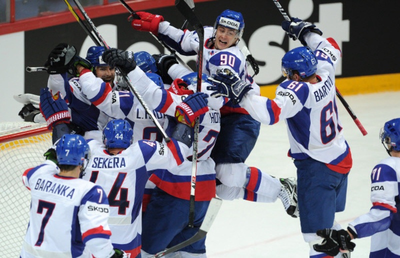 Игроки сборной Словакии радуются победе. Фото РИА Новости