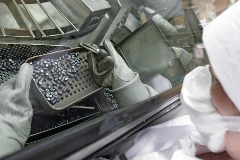 Отбор урановых таблеток, изготовленных из порошка диоксида урана. Фото РИА Новости