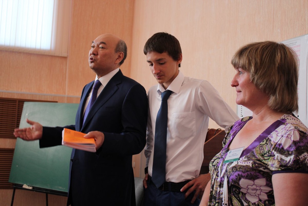 Министр Жумагулов напутствует выпускников. Фото Шынар Оспанова ©