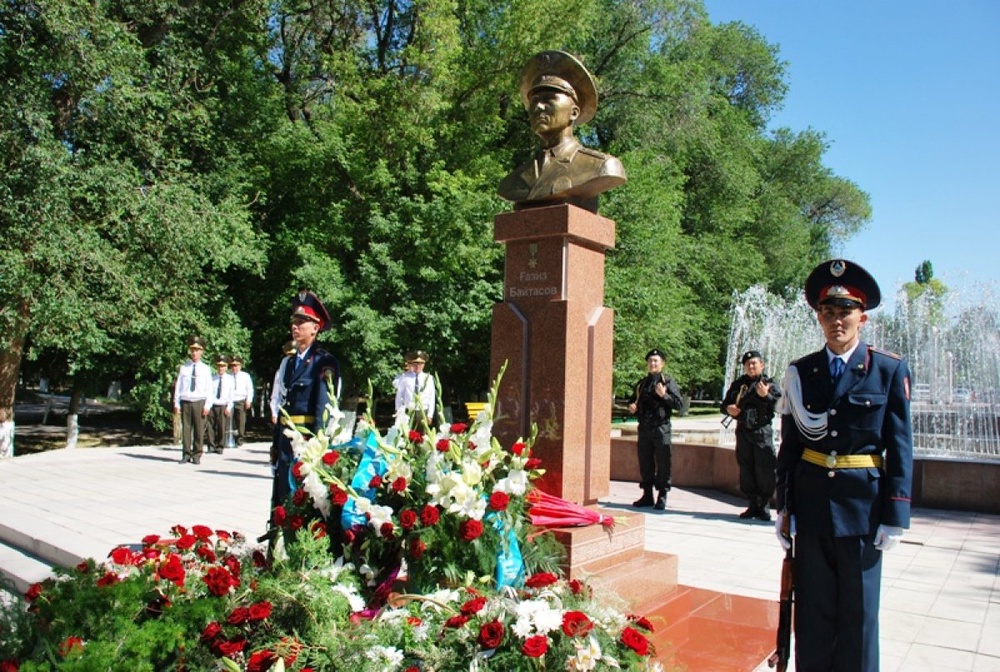 Открытие бюста Халық Қаһарманы капитана полиции Байтасова. Фото ©Пресс-служба ДВД Жамбылской области