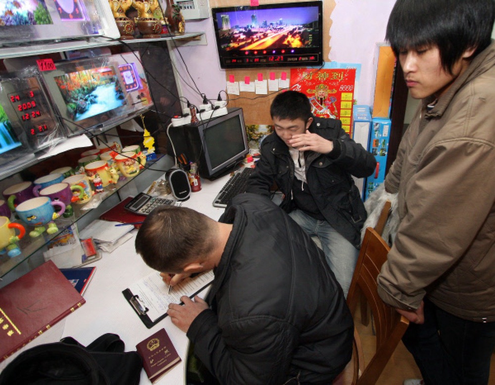 Проверка документов у граждан Китая. Фото ©РИА НОВОСТИ