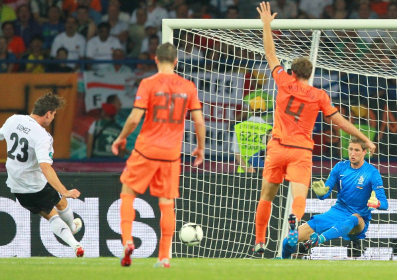 Игрок сборной Германии Марио Гомес забивает гол в ворота сборной Нидерландов. Фото РИА Новости